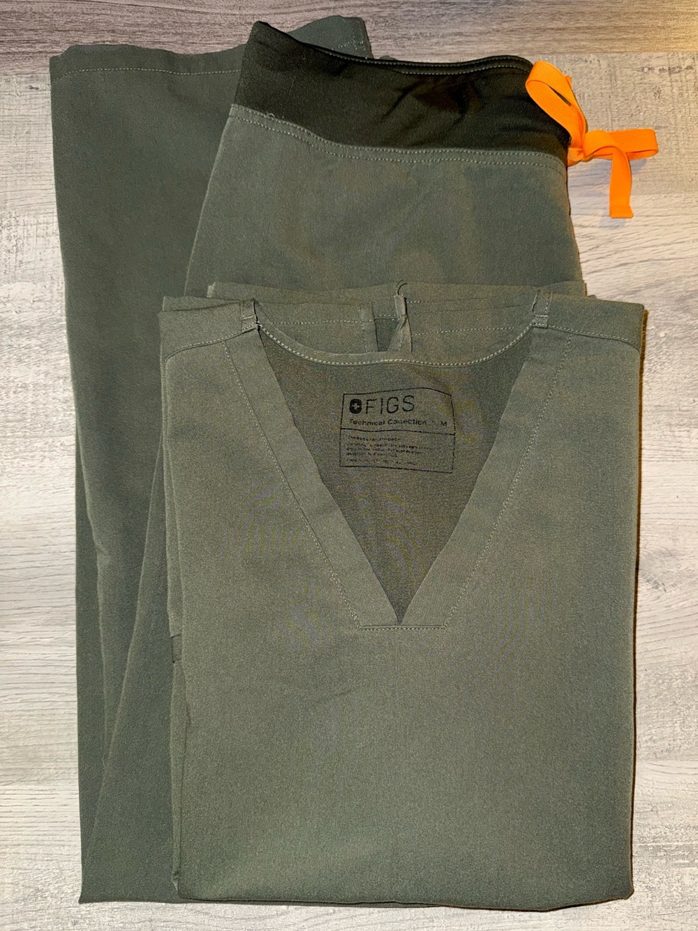 FIGS SET! Moss Casma 3-Pocket Scrub Top & Livingston Straight Leg Scrub Pants